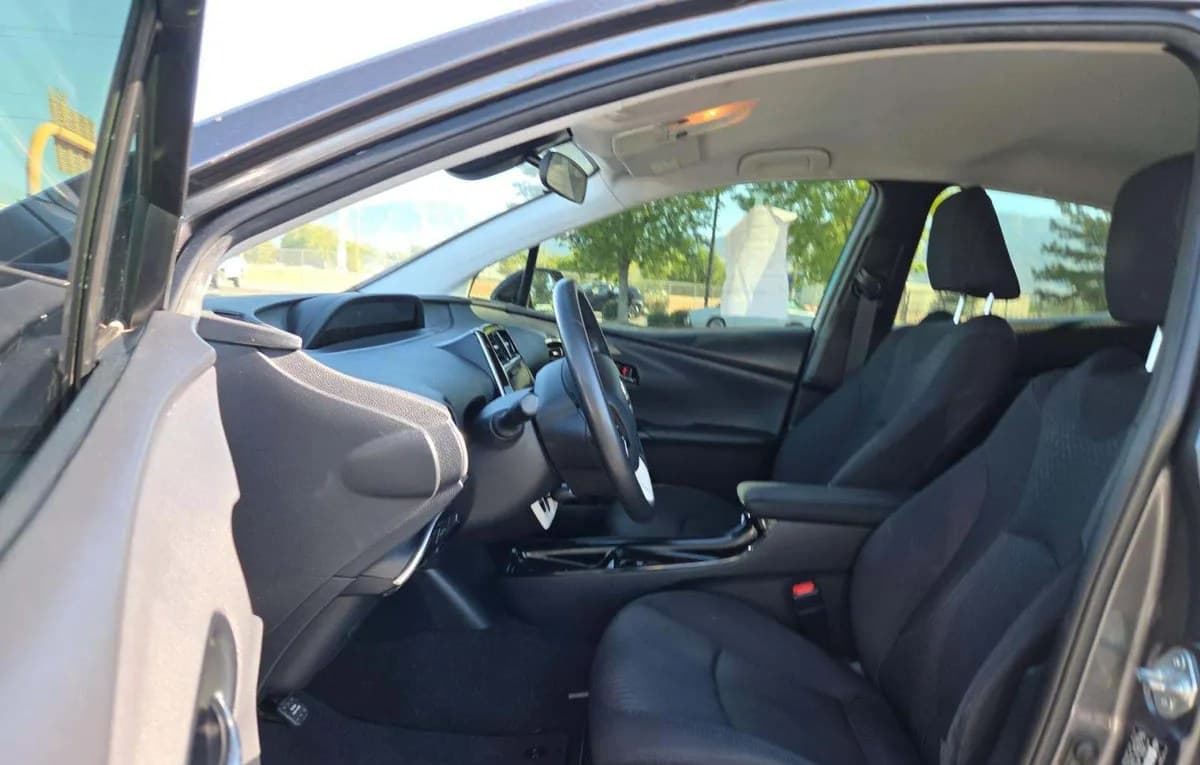 2017 TOYOTA PRIUS THREE 4