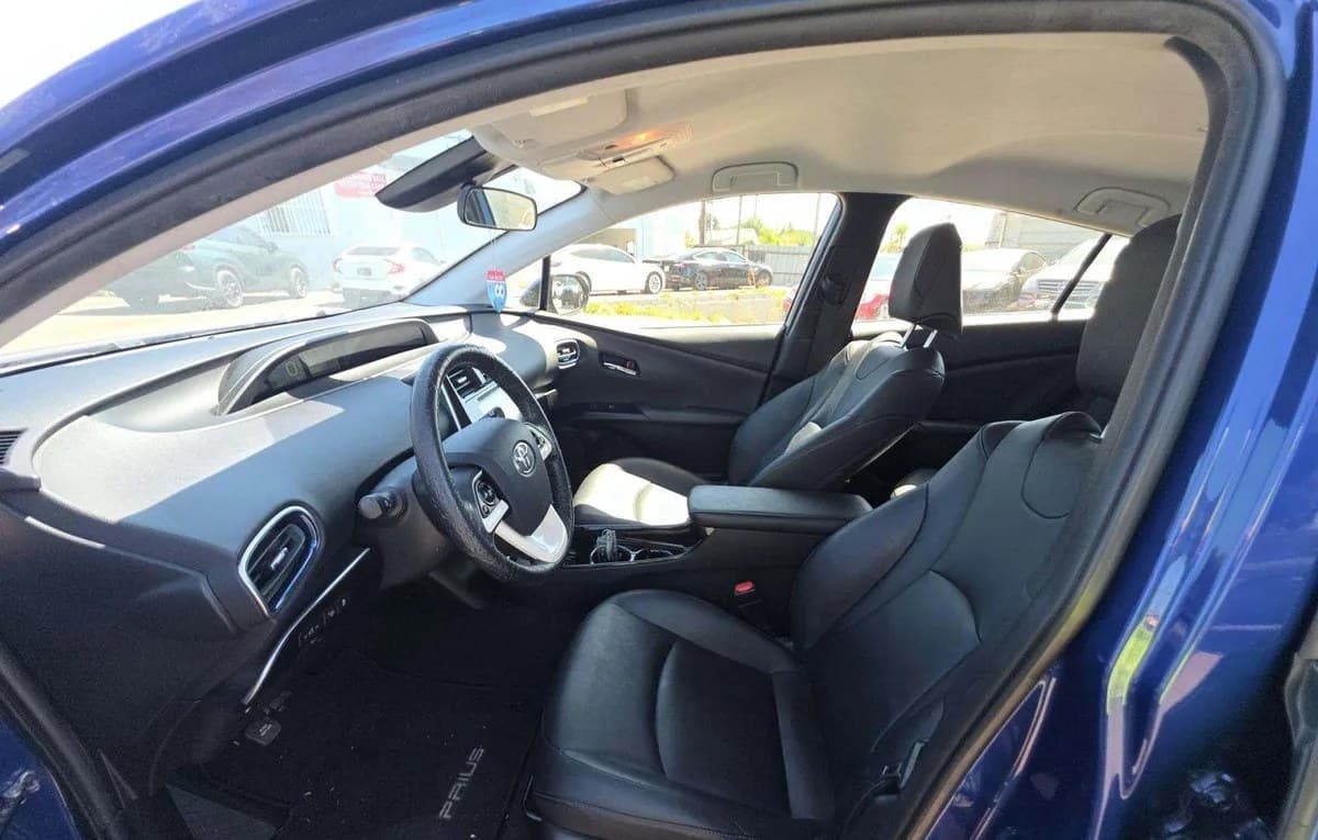 2017 TOYOTA PRIUS THREE Touring 4