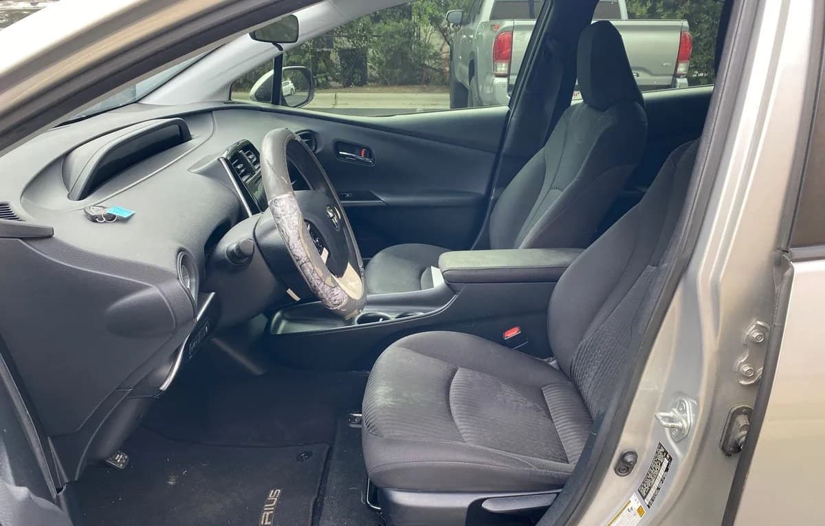 2017 TOYOTA PRIUS Two 6