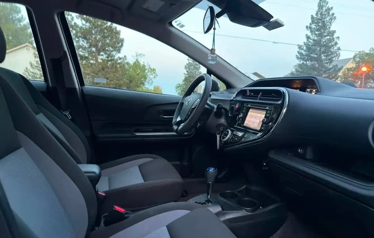 2019 TOYOTA PRIUS C L 6
