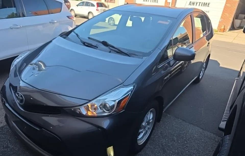 2017 TOYOTA PRIUS V THREE 1