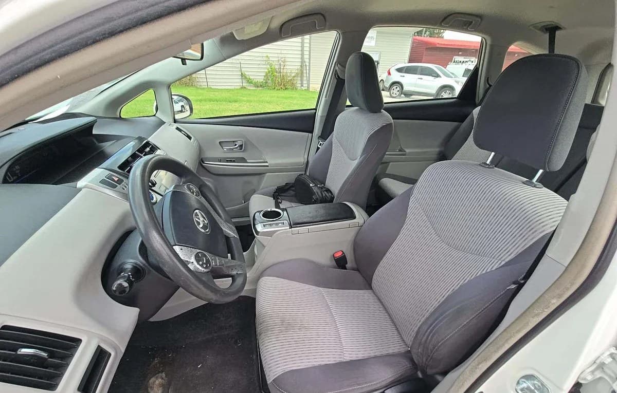 2017 TOYOTA PRIUS V Two 4