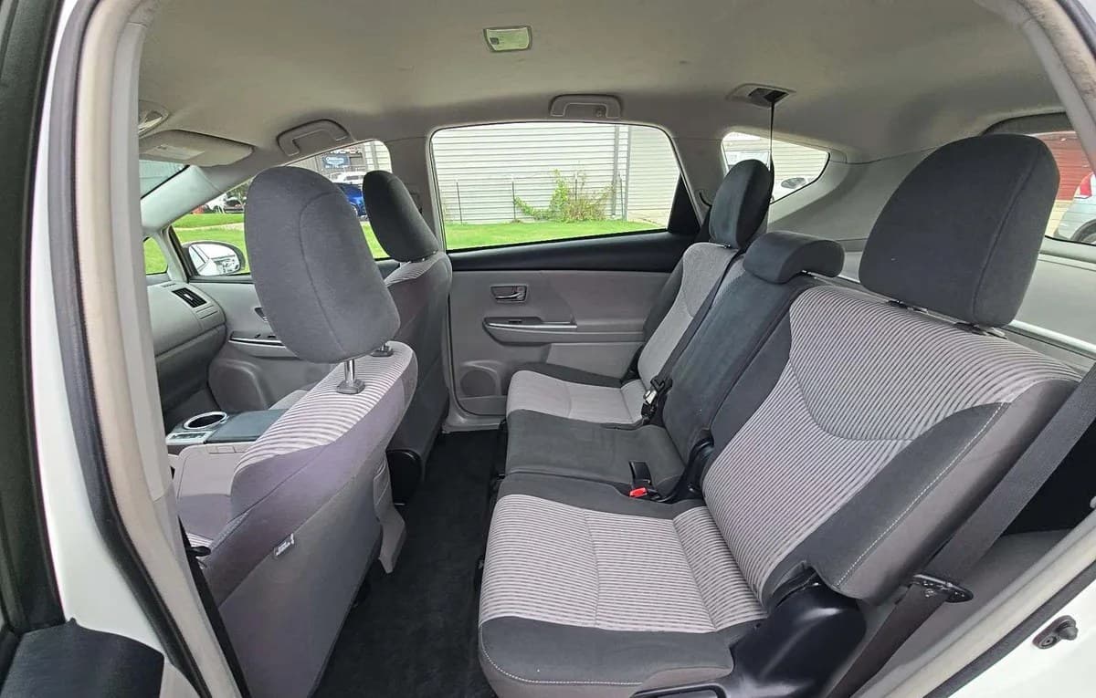 2017 TOYOTA PRIUS V Two 7