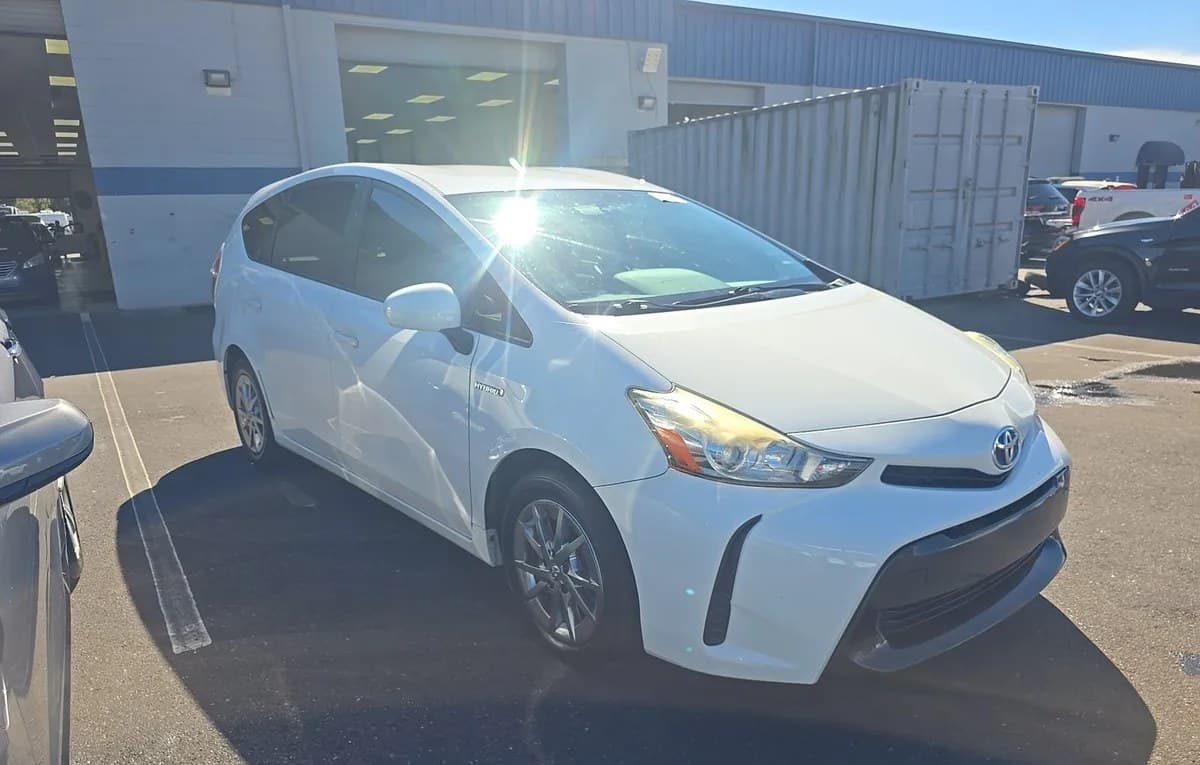 2017 TOYOTA PRIUS V Two 4