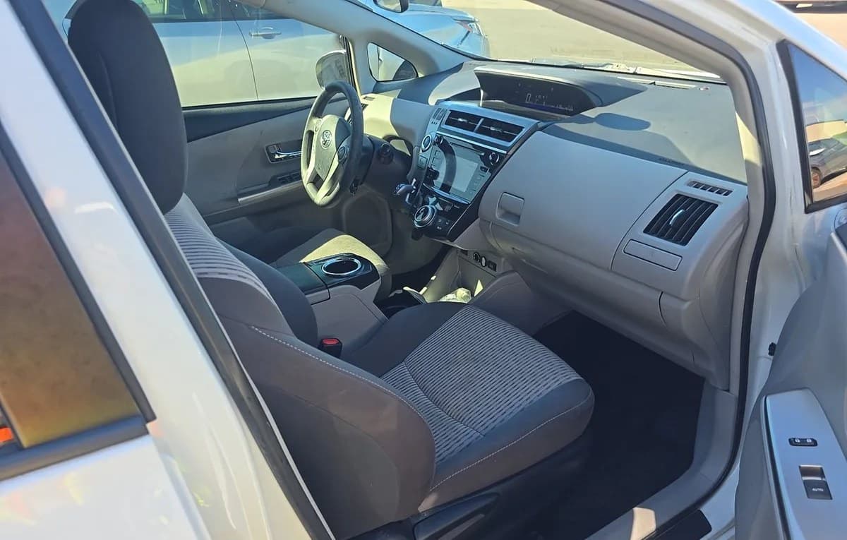 2017 TOYOTA PRIUS V Two 5