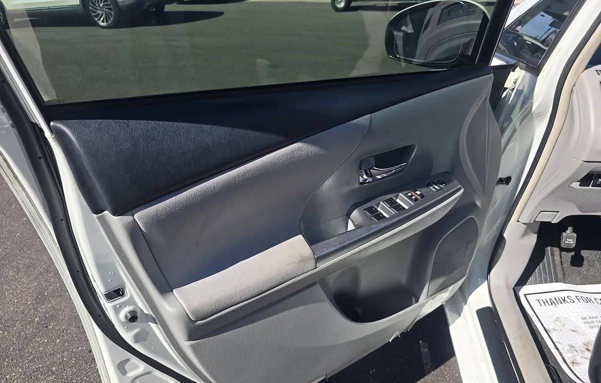 2017 TOYOTA PRIUS V Two 6