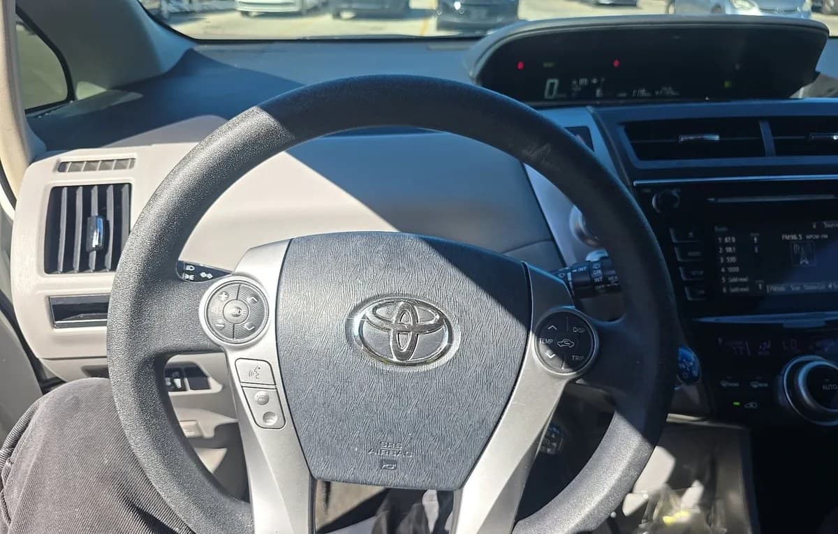 2017 TOYOTA PRIUS V Two 7