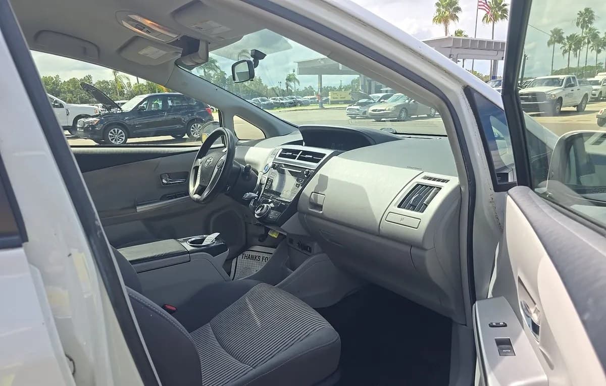 2017 TOYOTA PRIUS V Two 5