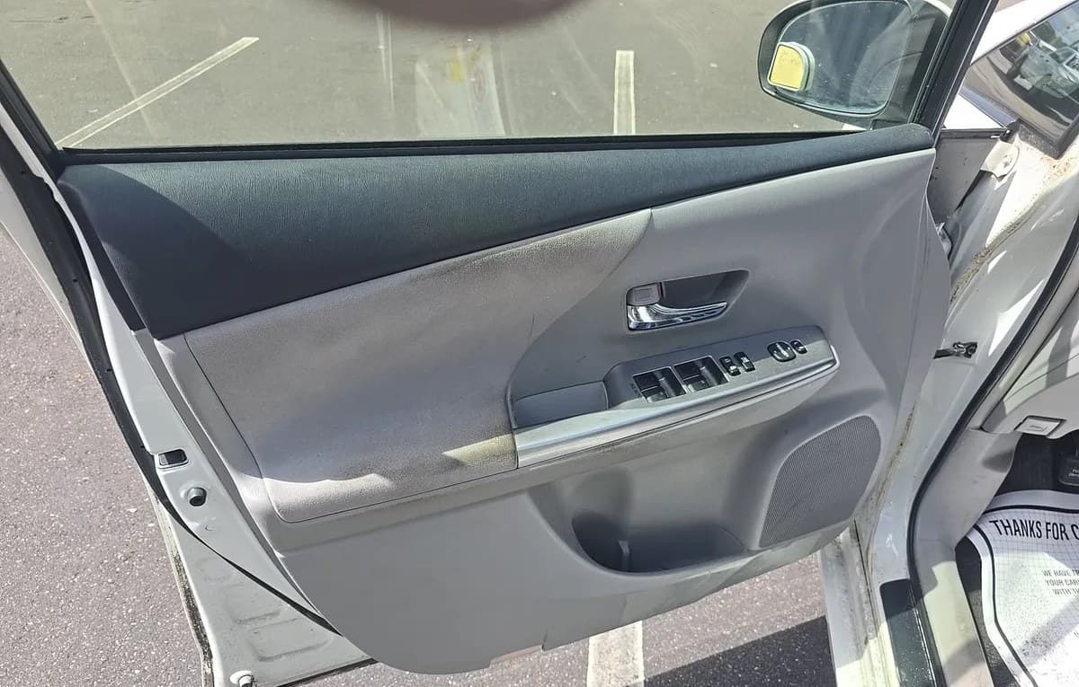 2017 TOYOTA PRIUS V Two 6