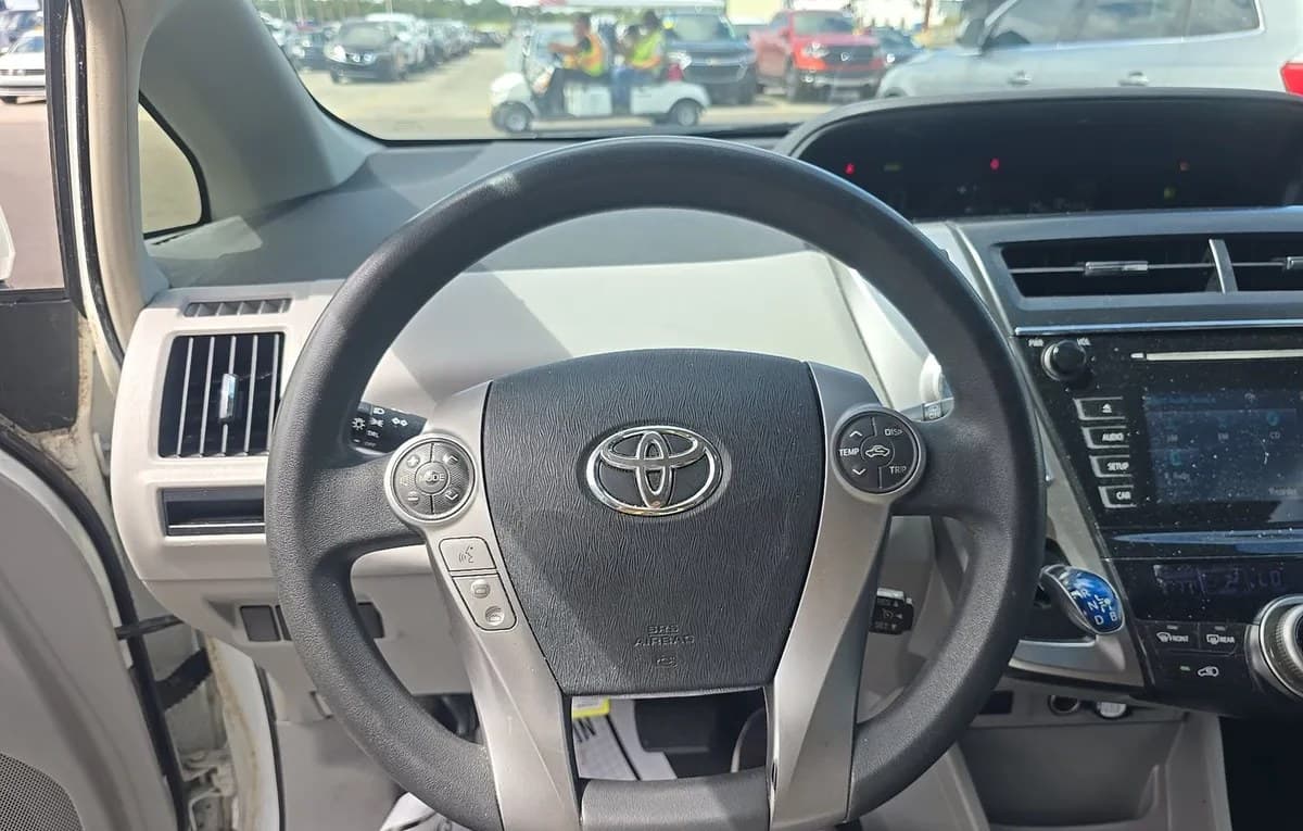 2017 TOYOTA PRIUS V Two 7
