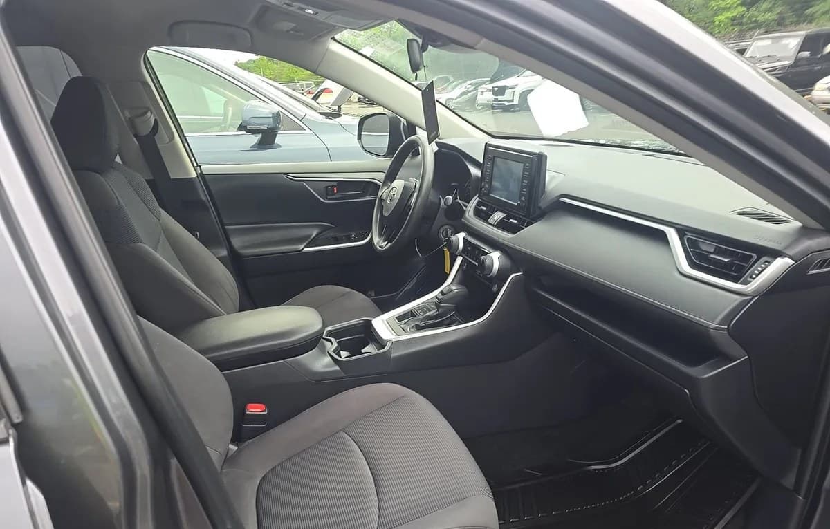 2019 TOYOTA RAV4 LE 5