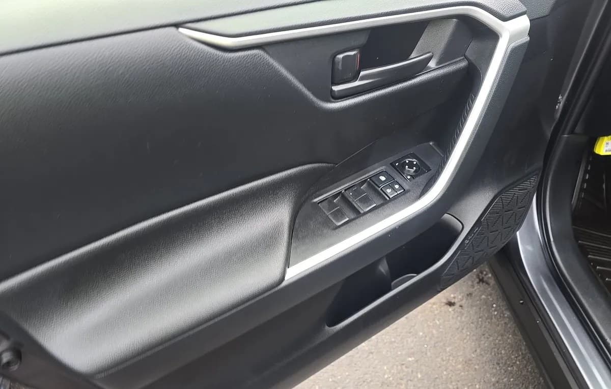 2019 TOYOTA RAV4 LE 6