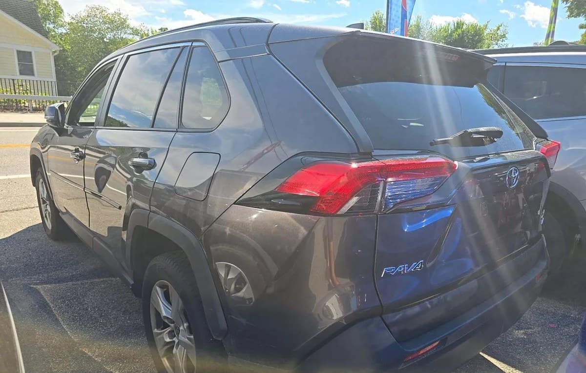 2020 TOYOTA RAV4 XLE 3