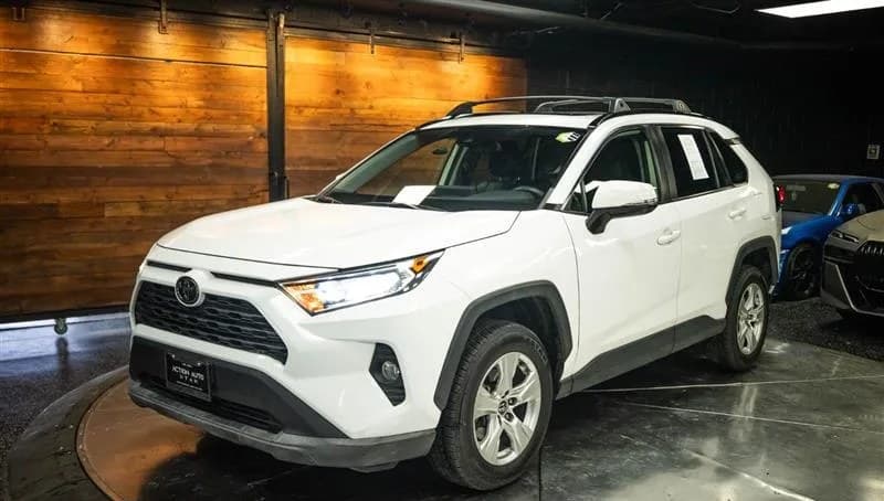 2019 TOYOTA RAV4 XLE 3