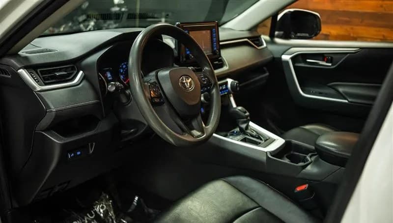 2019 TOYOTA RAV4 XLE 5