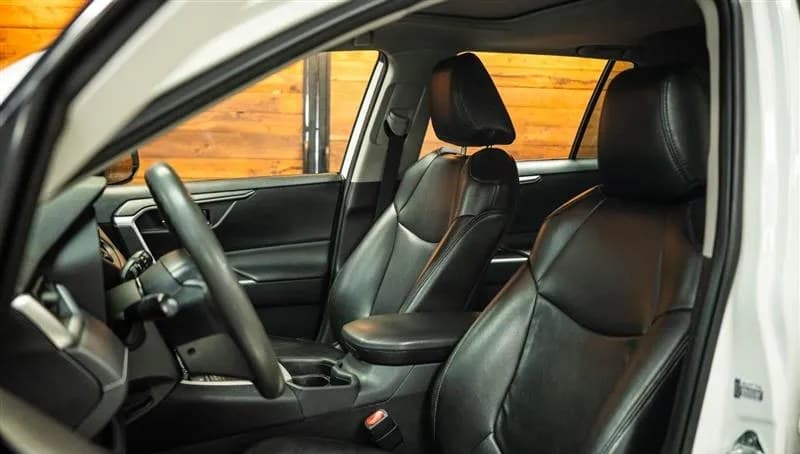 2019 TOYOTA RAV4 XLE 6