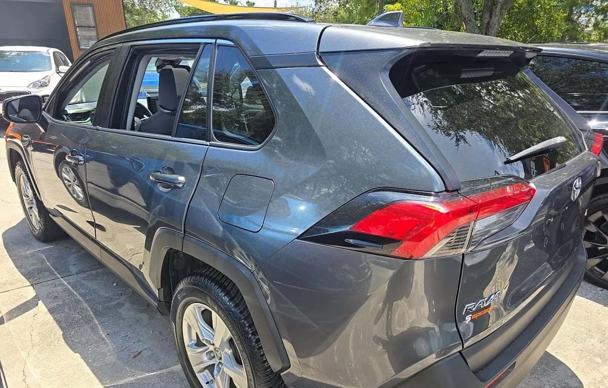 2019 TOYOTA RAV4 XLE 3