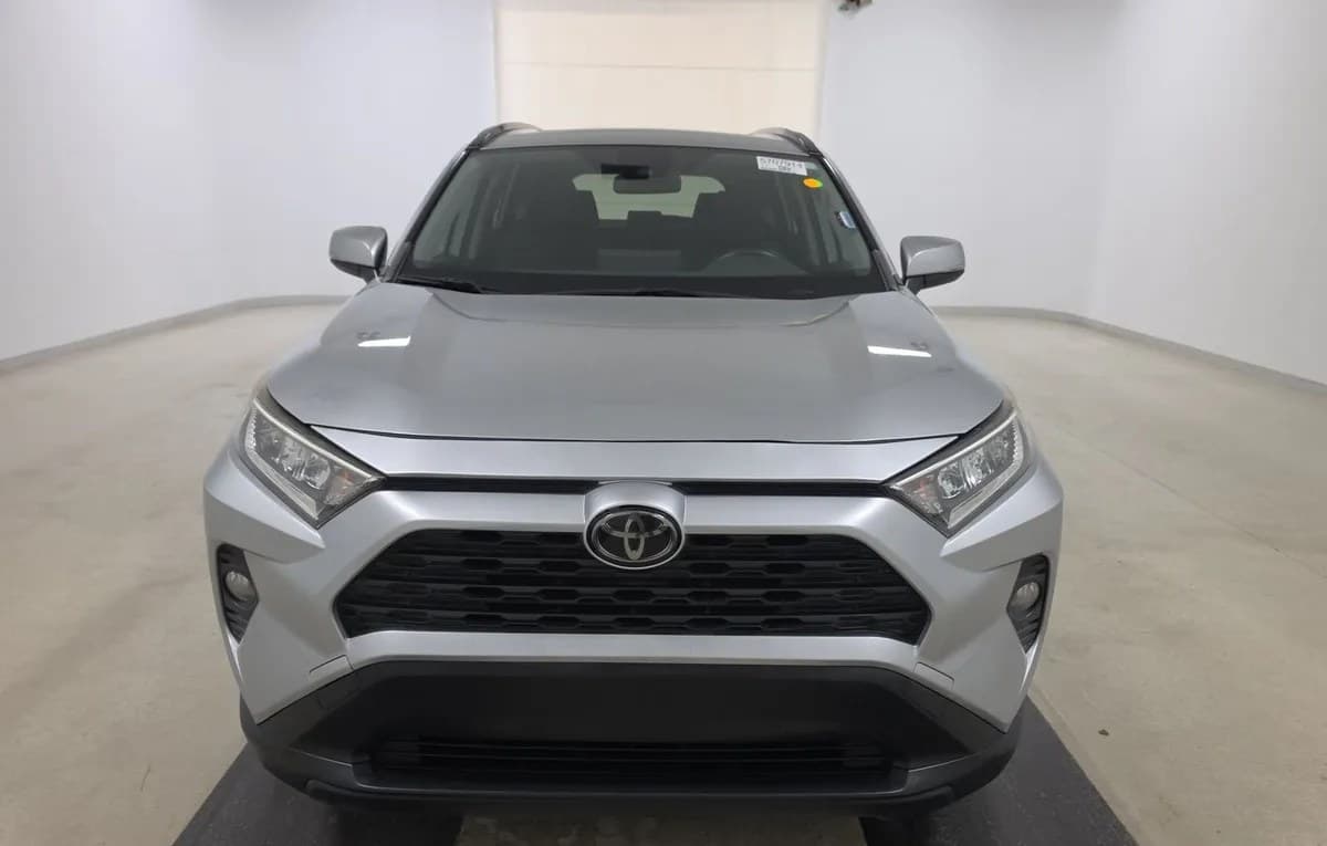 2019 TOYOTA RAV4 XLE 3