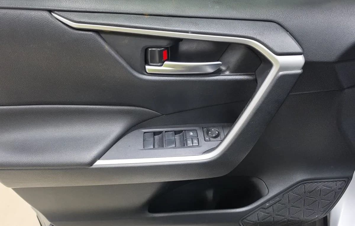 2019 TOYOTA RAV4 XLE 6