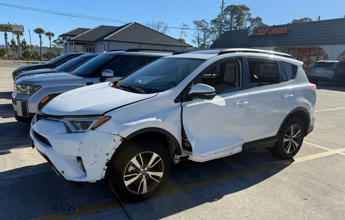 2018 TOYOTA RAV4 XLE 3