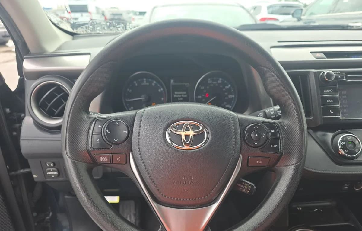 2017 TOYOTA RAV4 LE 7