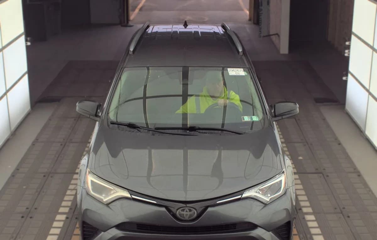 2017 TOYOTA RAV4 LE 3