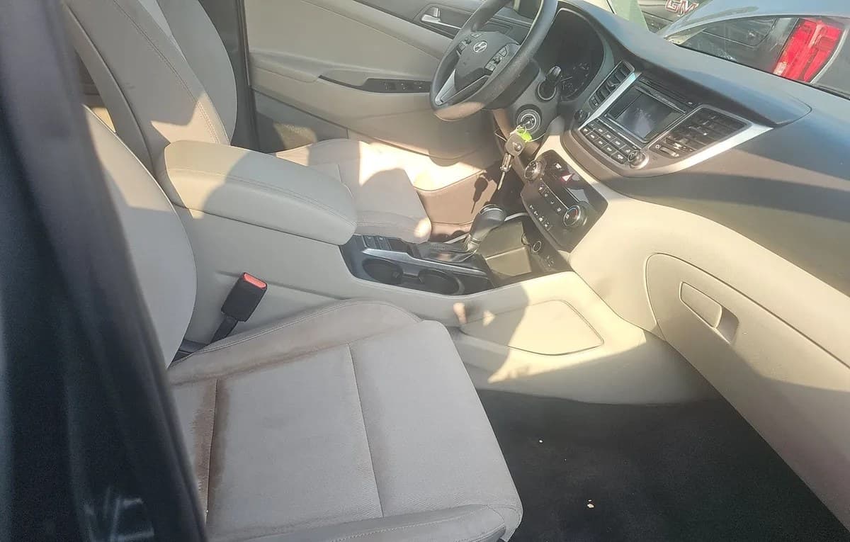 2017 HYUNDAI TUCSON SE 5