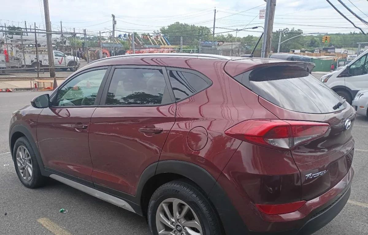 2017 HYUNDAI TUCSON SE 4