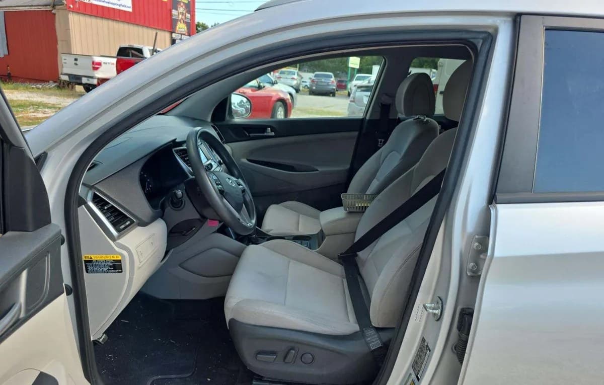 2017 HYUNDAI TUCSON SE 4