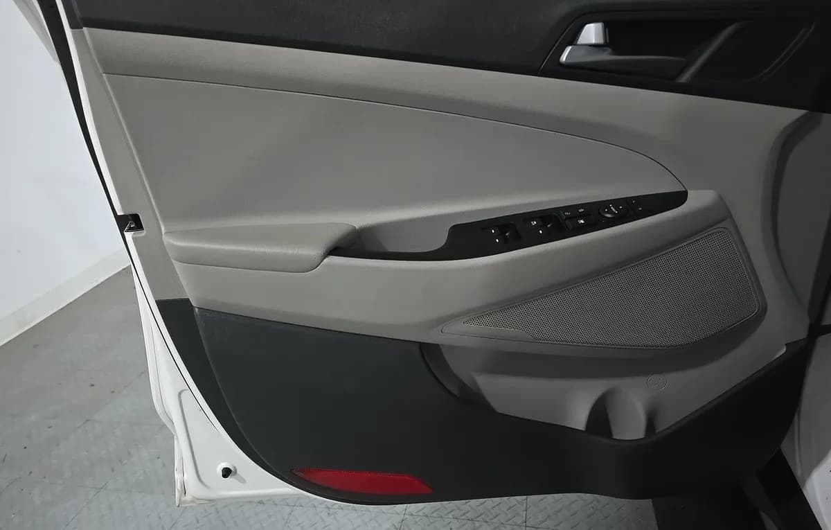 2017 HYUNDAI TUCSON SE 6
