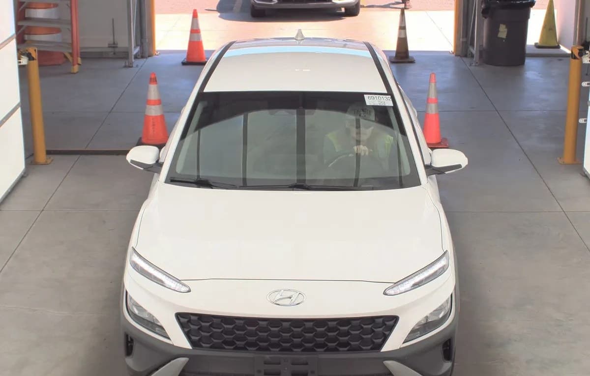 2023 HYUNDAI KONA SE 3