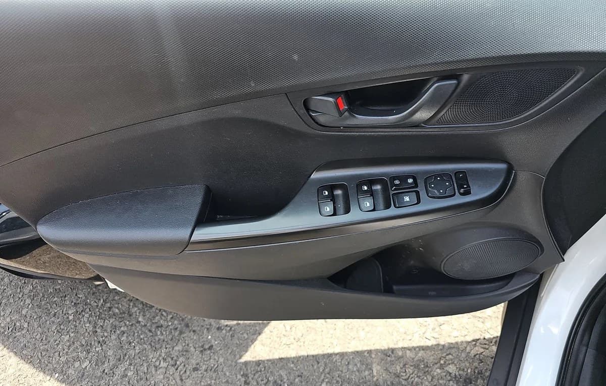 2023 HYUNDAI KONA SE 6