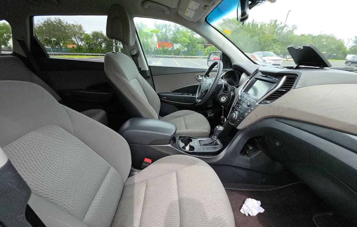 2017 HYUNDAI SANTA FE SE 4