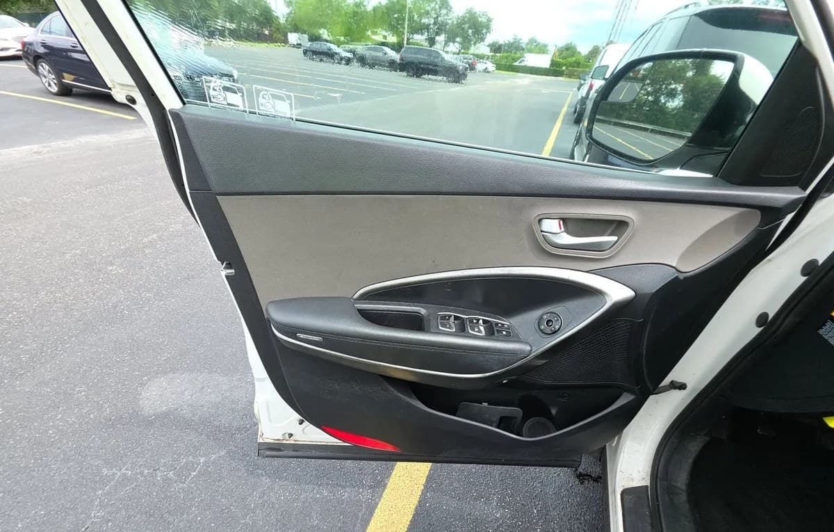2017 HYUNDAI SANTA FE SE 5