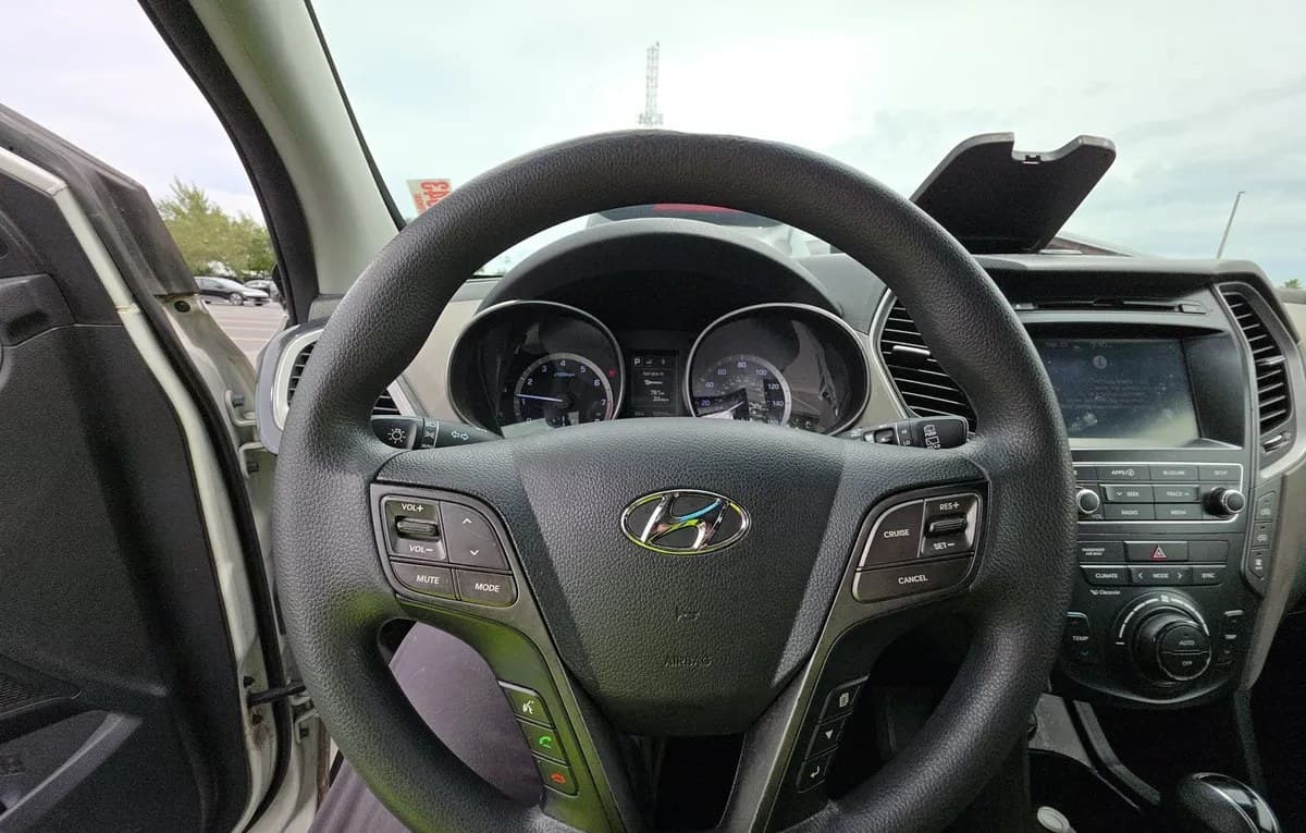 2017 HYUNDAI SANTA FE SE 6