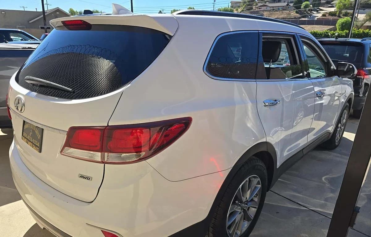 2017 HYUNDAI SANTA FE SE 4