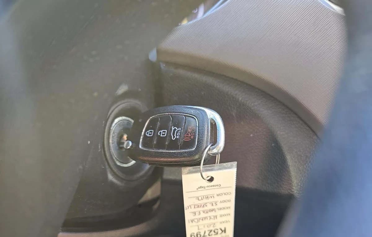 2017 HYUNDAI SANTA FE SE 5