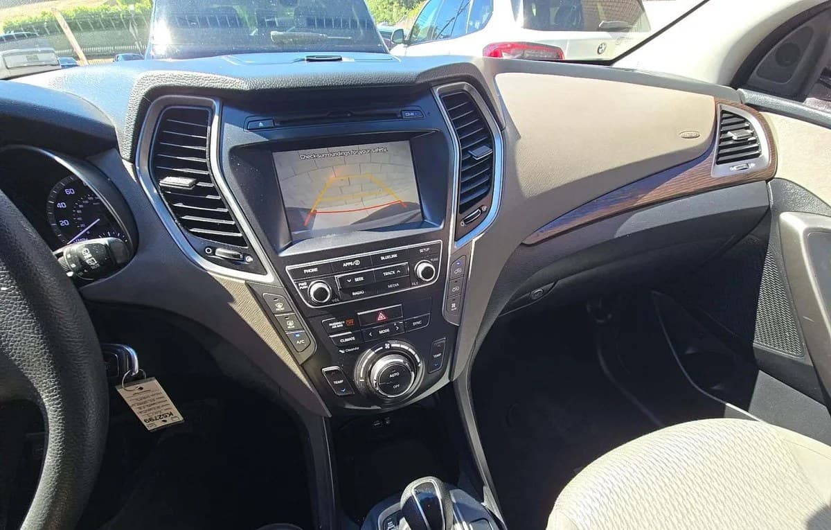 2017 HYUNDAI SANTA FE SE 7