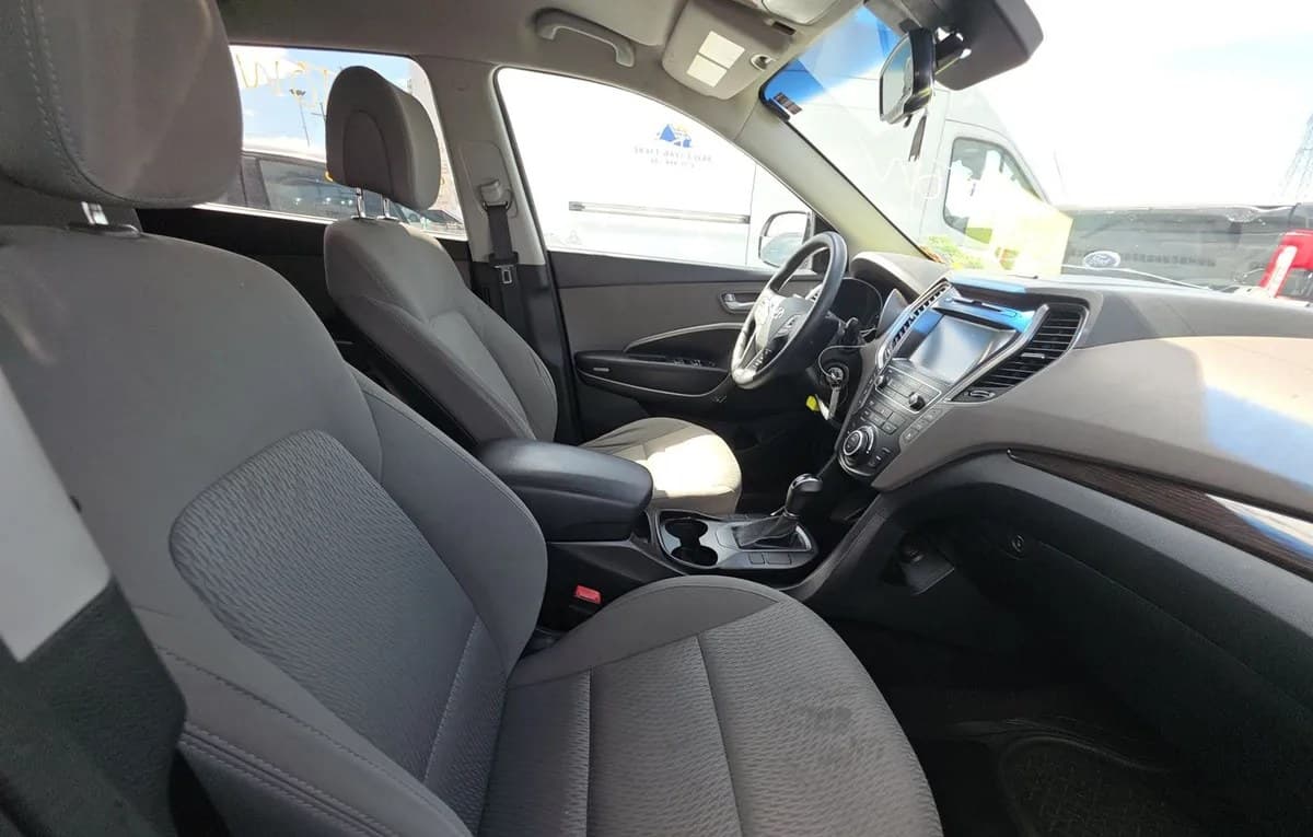 2017 HYUNDAI SANTA FE SE 4