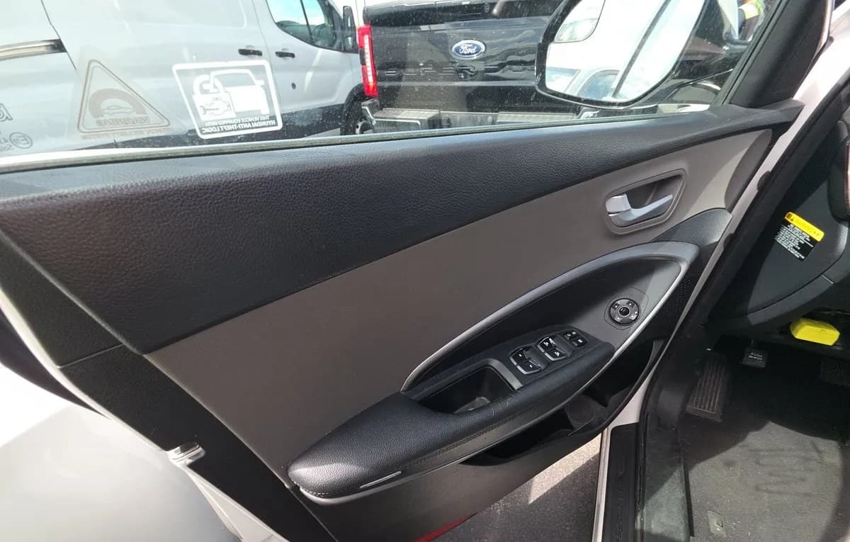 2017 HYUNDAI SANTA FE SE 5