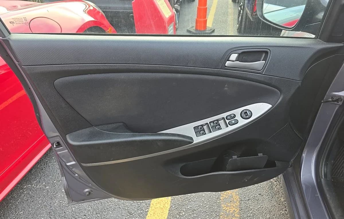 2017 HYUNDAI ACCENT SE HATCHBACK 6