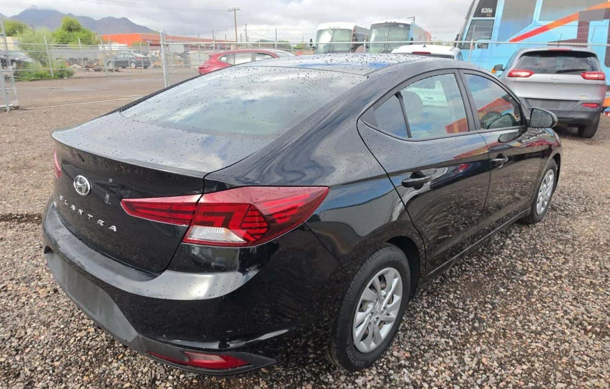 2019 HYUNDAI ELANTRA SE 4