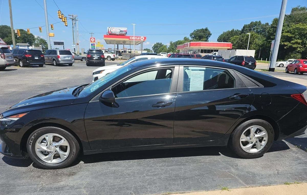 2023 HYUNDAI ELANTRA SE 3