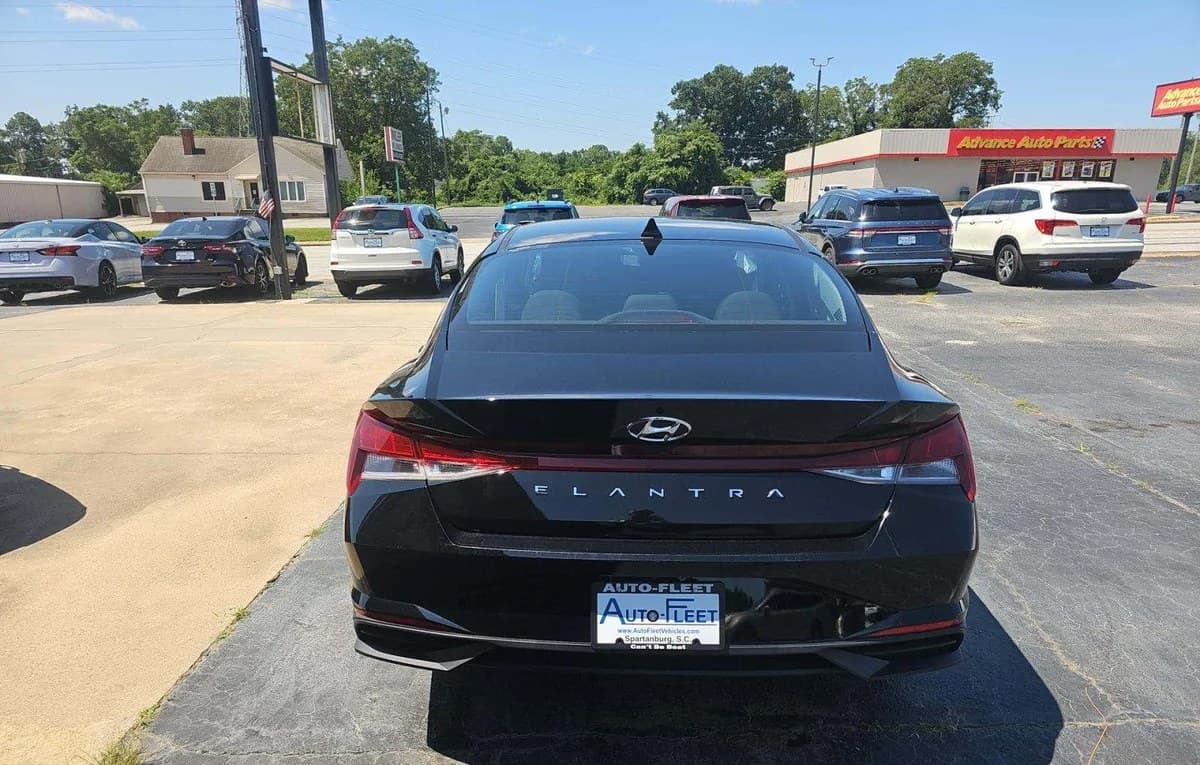 2023 HYUNDAI ELANTRA SE 4