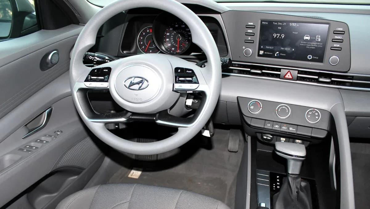 2021 HYUNDAI ELANTRA SE 4