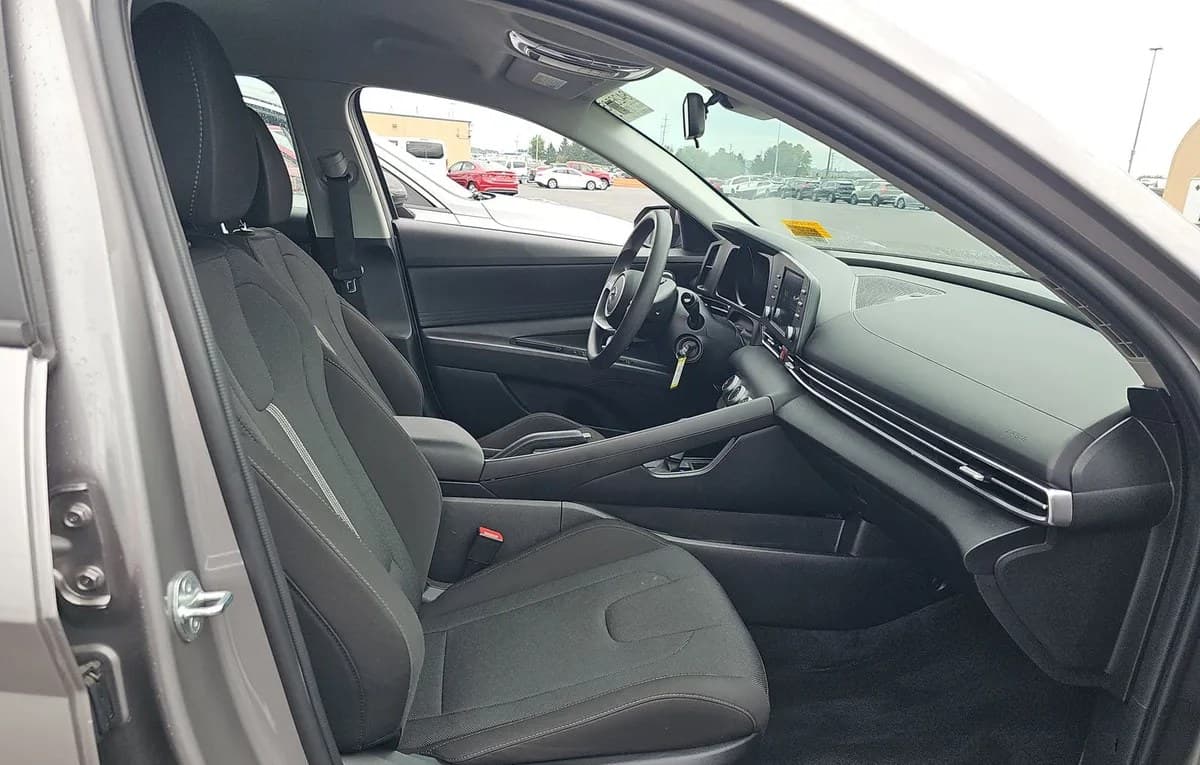 2023 HYUNDAI ELANTRA SE 5
