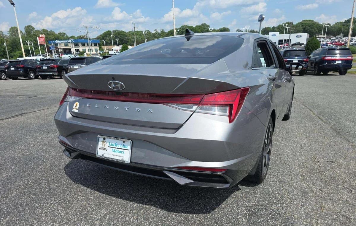 2022 HYUNDAI ELANTRA SEL 4