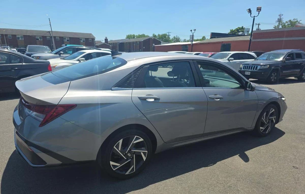 2024 HYUNDAI ELANTRA Limited 4
