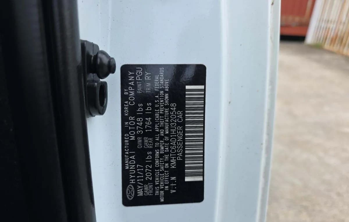 2017 HYUNDAI VELOSTER VALUE EDITION 3
