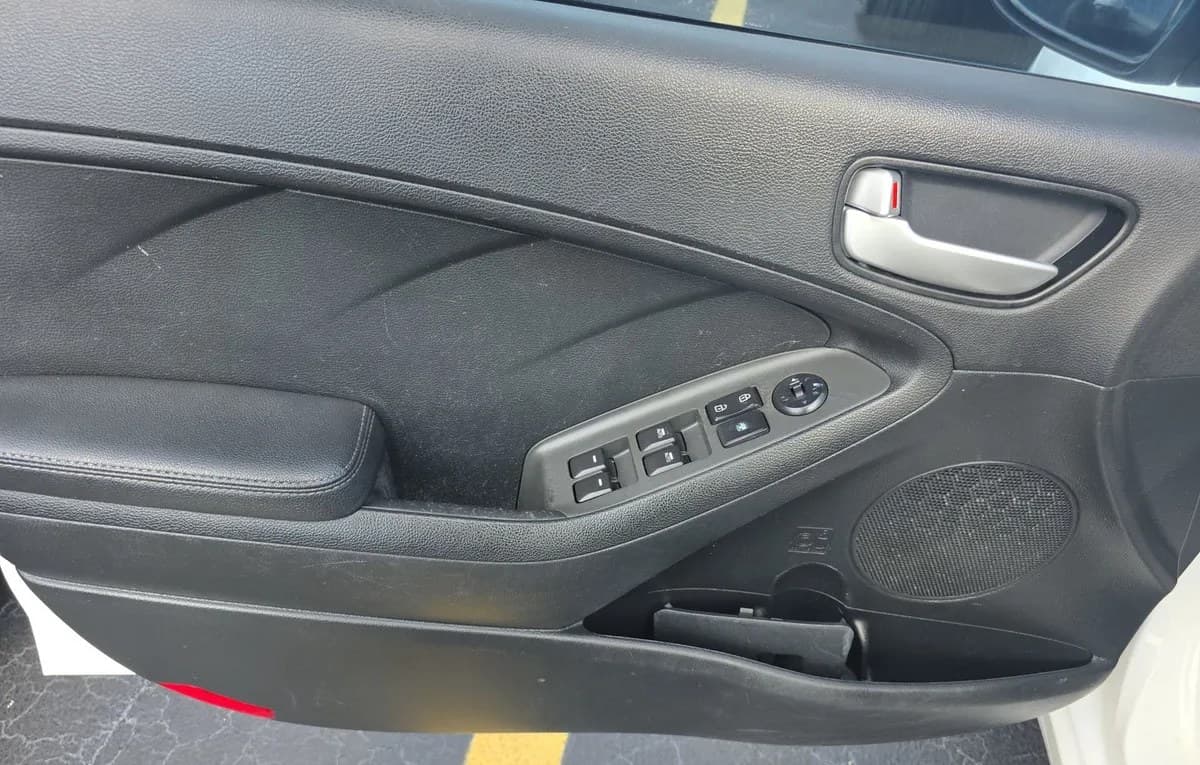 2018 KIA FORTE FORTE5 LX 5